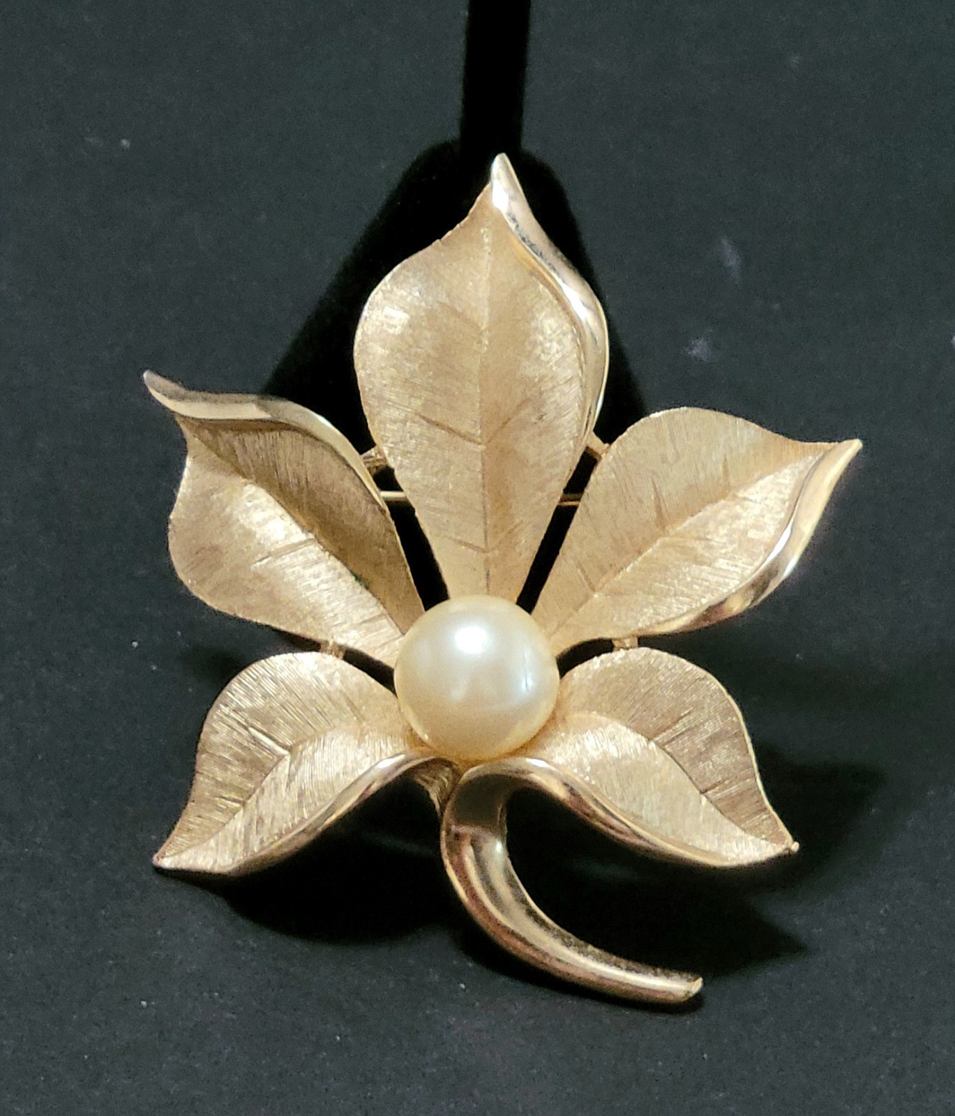 Vintage TRIFARI Satin Brushed Gold Tone Faux Pearl Leaf Leaves PIN Brooch