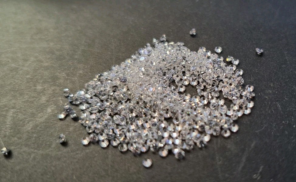 Aproximatley 600 1.5mm Round CZ Stones Cubic Zirconia Loose Stones