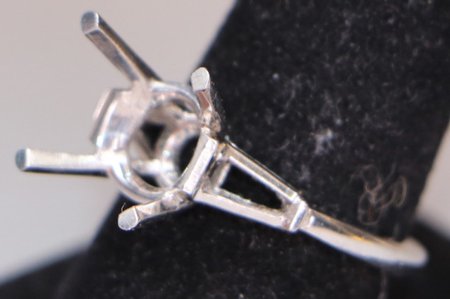 Heavy 5.75g Irid-Platinum Semi-Mount – 8ct Capacity – Tapered Baguette Accents