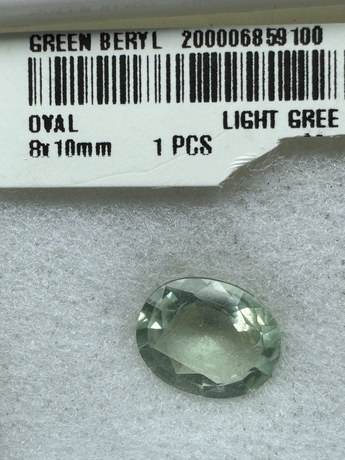 Light Green BERYL. 2.03 Carats, 10 mm x 8 mm, Oval, Very Slight Inclusion.