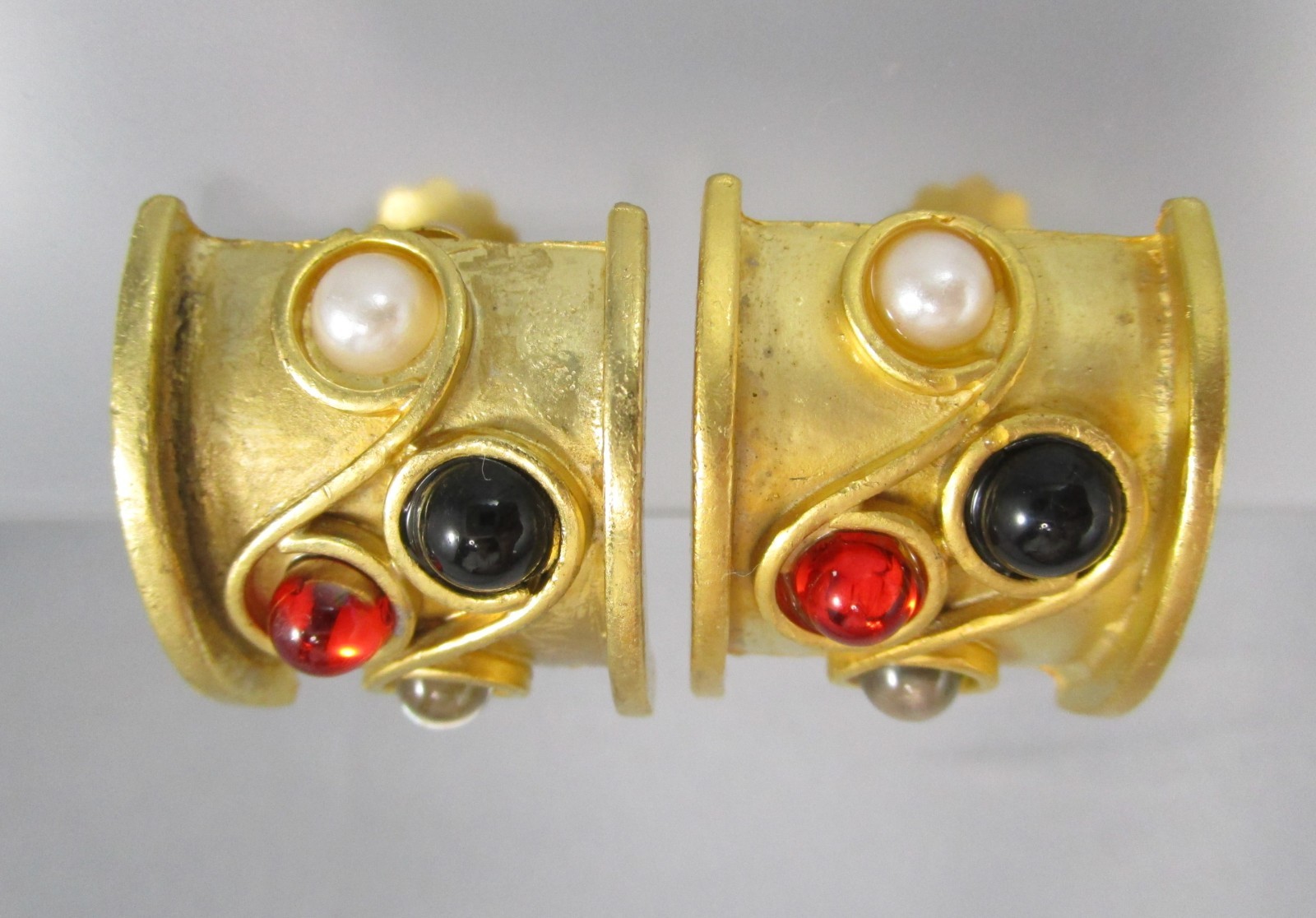 Vtg Matte Satin Brushed Curved Gold Tone Multi Color “GEMS” Clip Earrings 166M