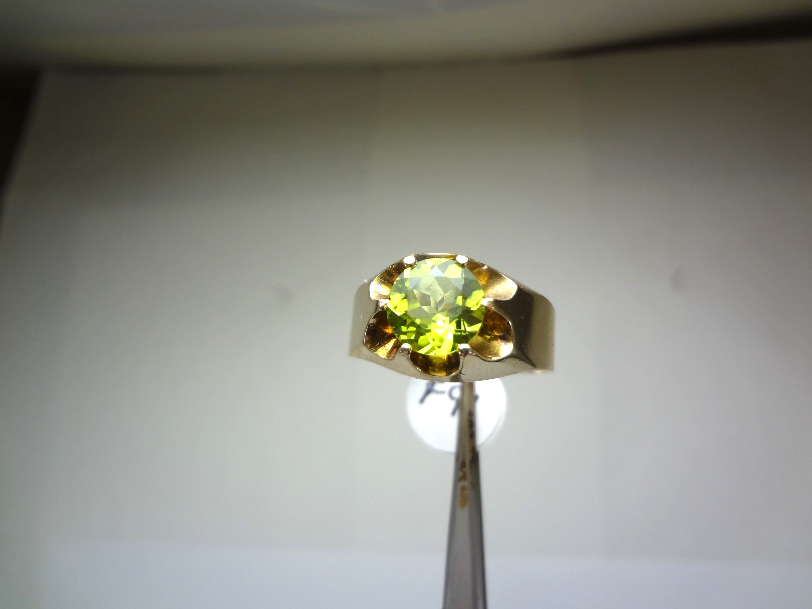 10K SOLID GOLD- PERIDOT IN A BELCHER STYLE RING – 7.30 GRAMS – SIZE 11.5 – F91