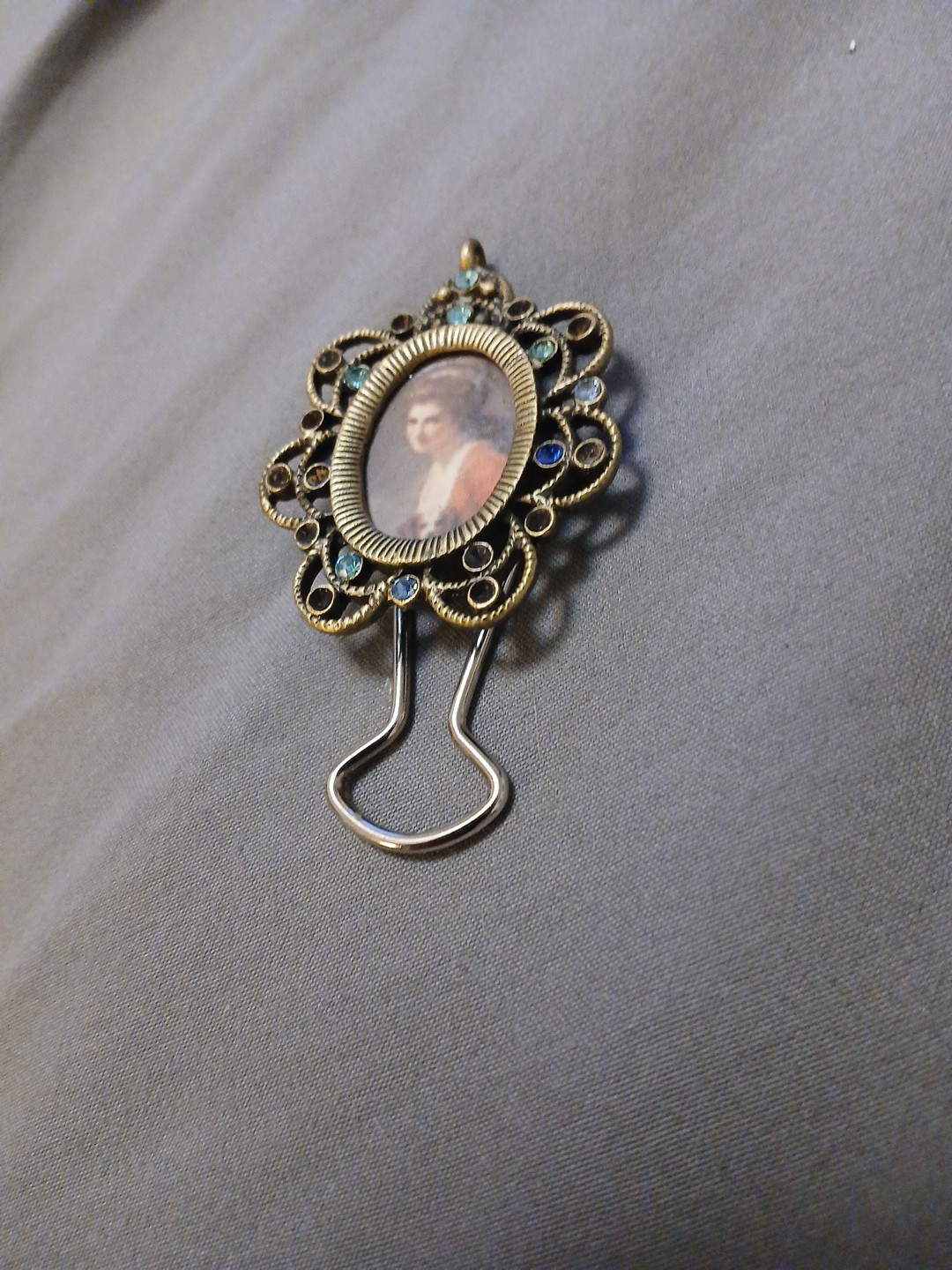 Vintage Self Standing Brooch Styled Picture Display, 1″ x 1/2″ Photo As-is Sale