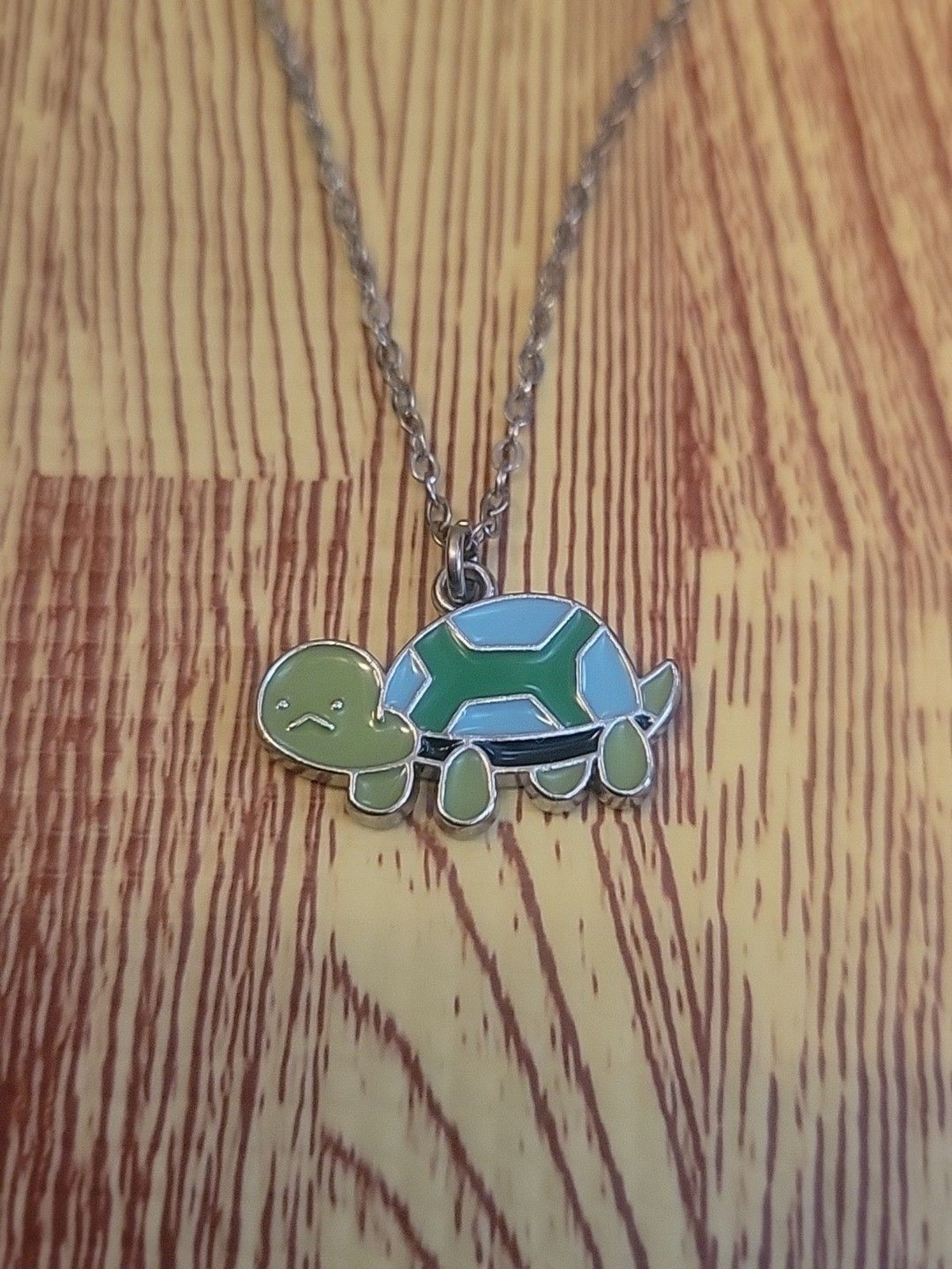 Vintage Silver-Toned Green Enamel Turtle Charm Pendant – Modern Fashion Jewelry