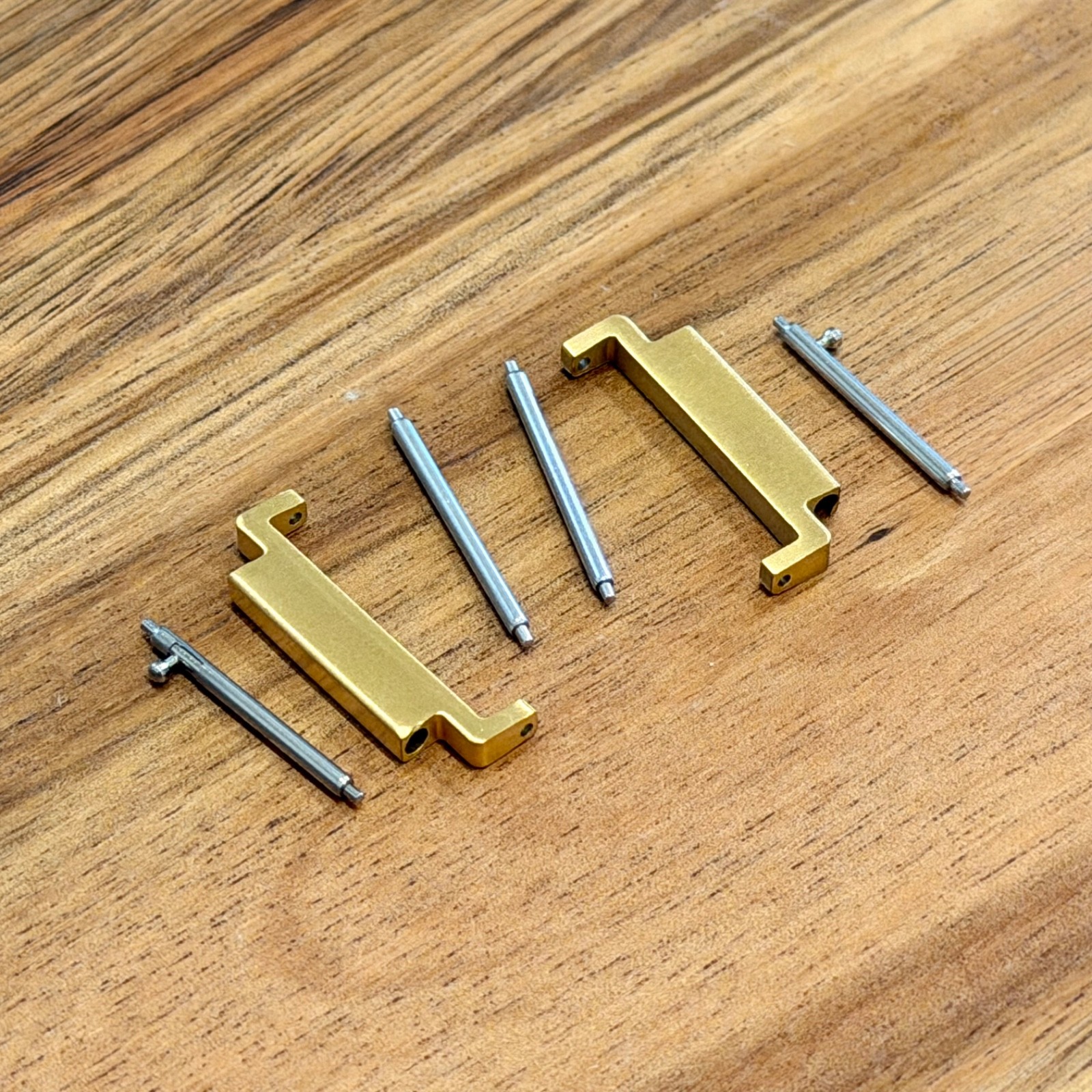 18mm to 20mm Watch Strap Connector Adapter – Stainless Steel, Brushed Gold