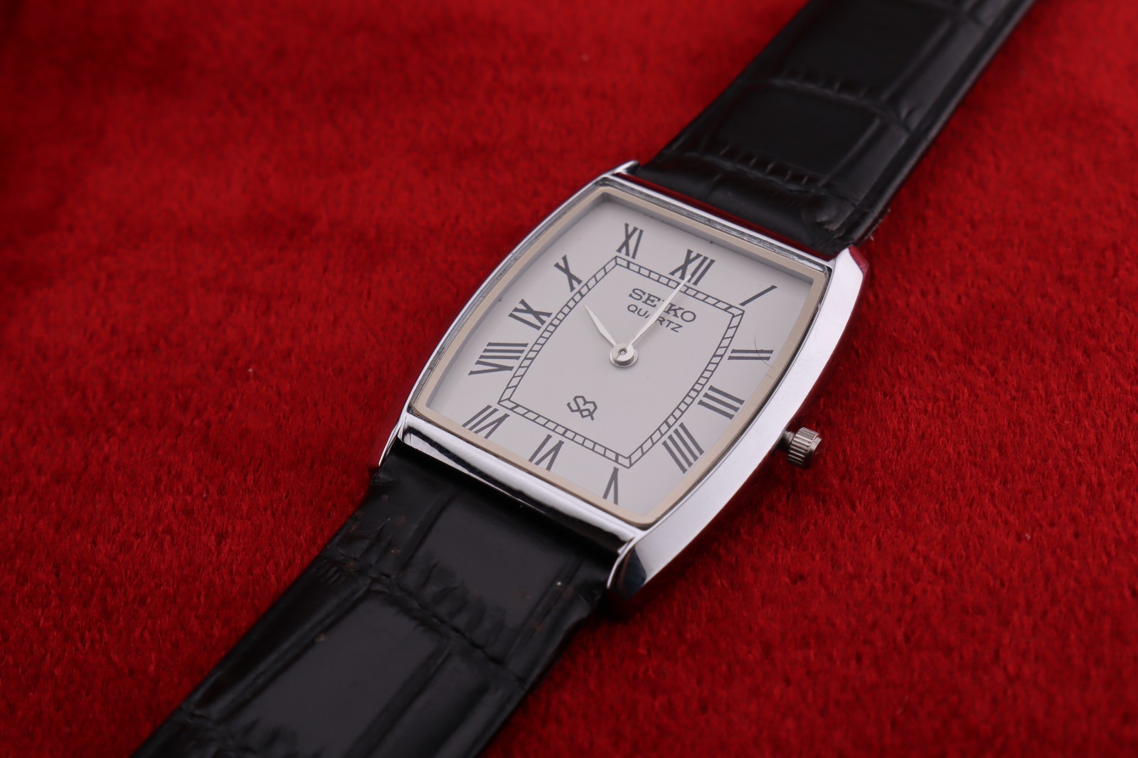 Vintage Men Seiko quartz Barrel-Tank White Dial, Black leather Dress Watch