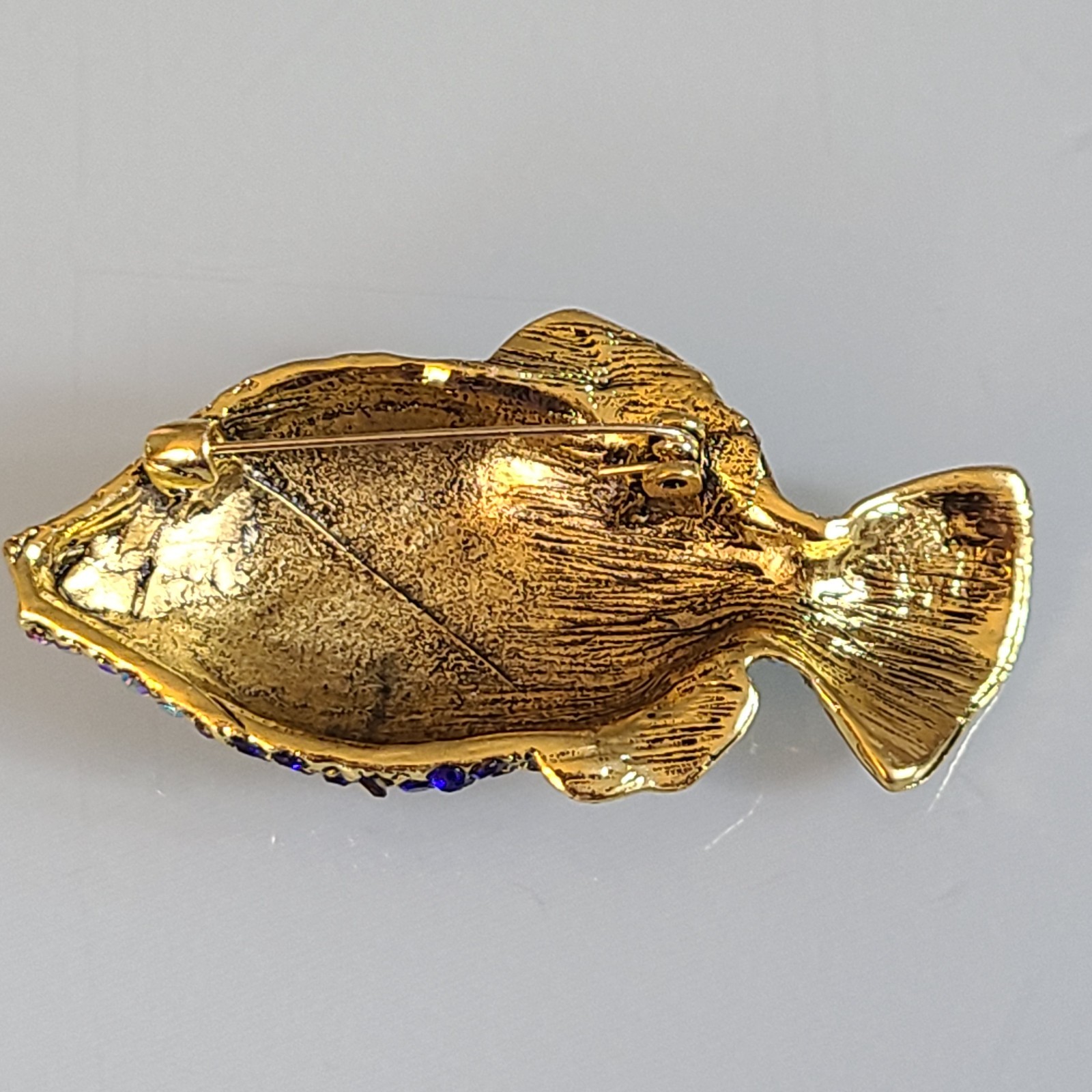 FAB HUGE 2.50″ UNSIGNED DESIGNER STYLE CRYSTAL RHINESTONE FISH BROOCH MULTI