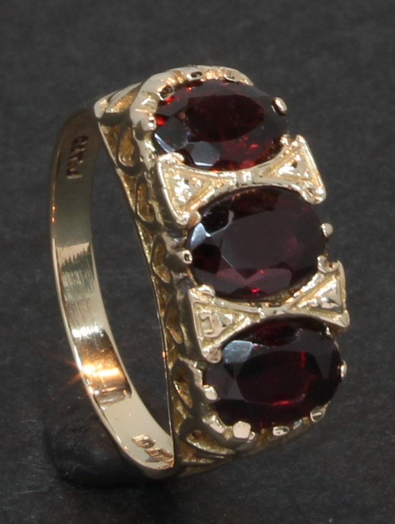 9 Carat Yellow Gold 3 Stone Oval Garnet Ring Size P (80.26.002)