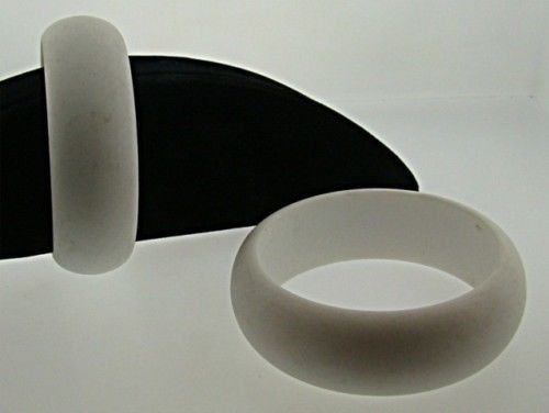 1 VINTAGE WHITE MATTE 1″ BEVELED ACRYLIC BANGLE BRACELET A364