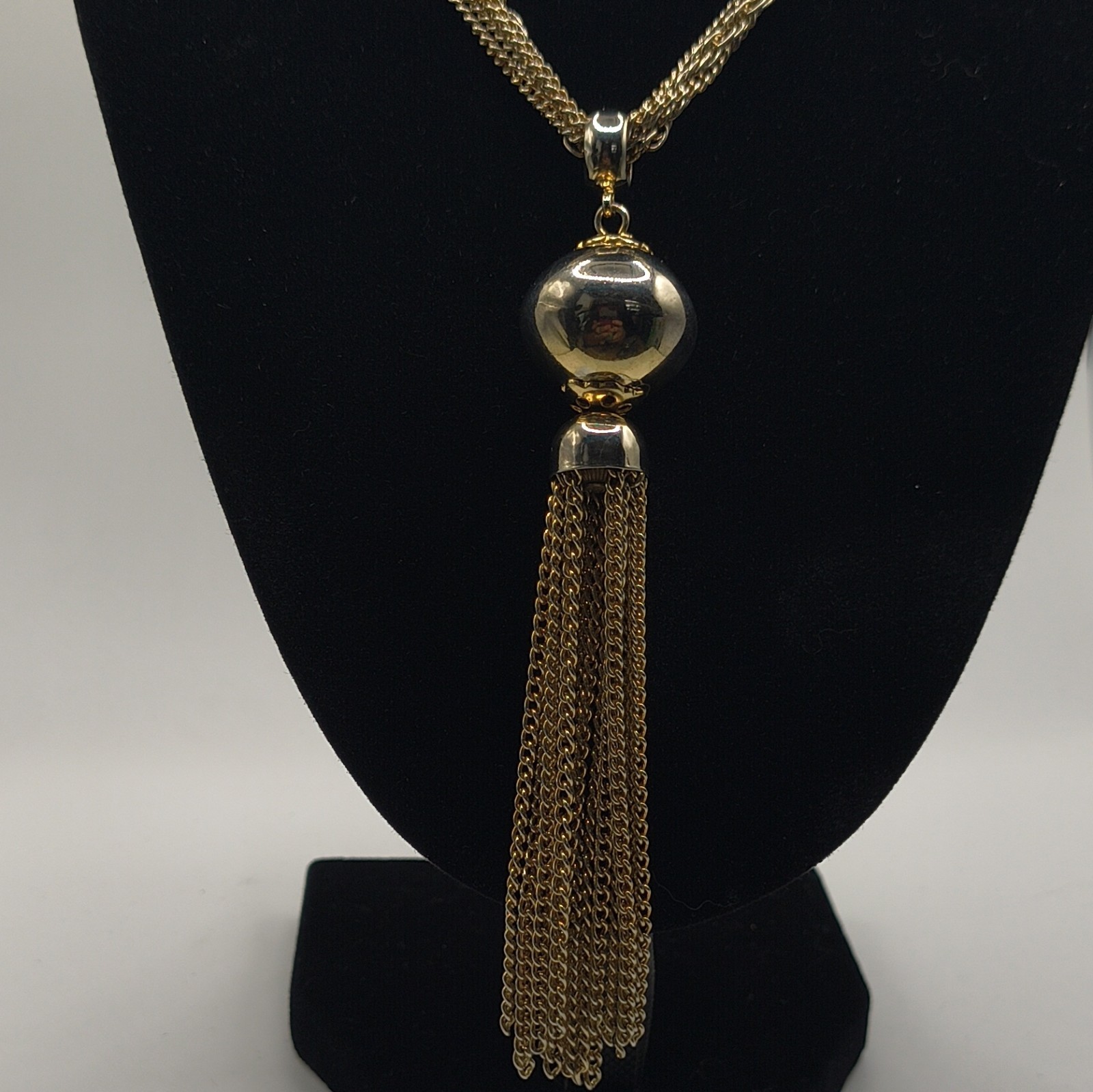 Gold Tone Rope Chain Necklace Round Tassel Pendant Metal No Stone Barrel