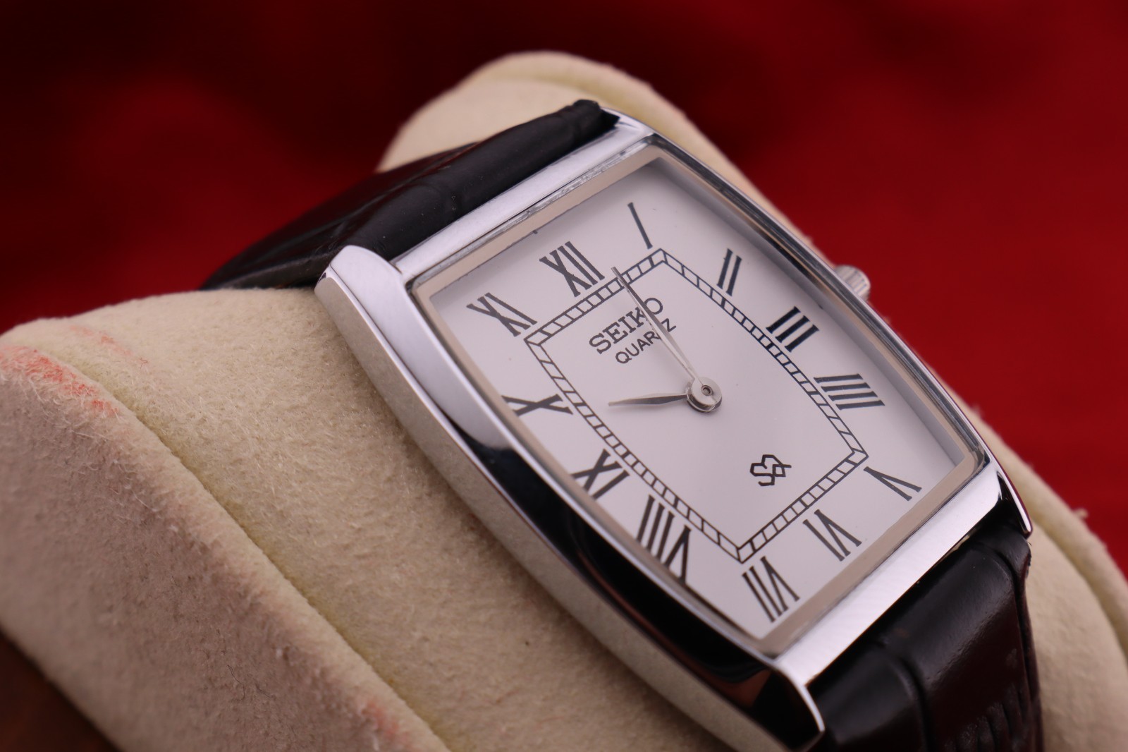 Vintage Men Seiko quartz Barrel-Tank White Dial, Black leather Dress Watch
