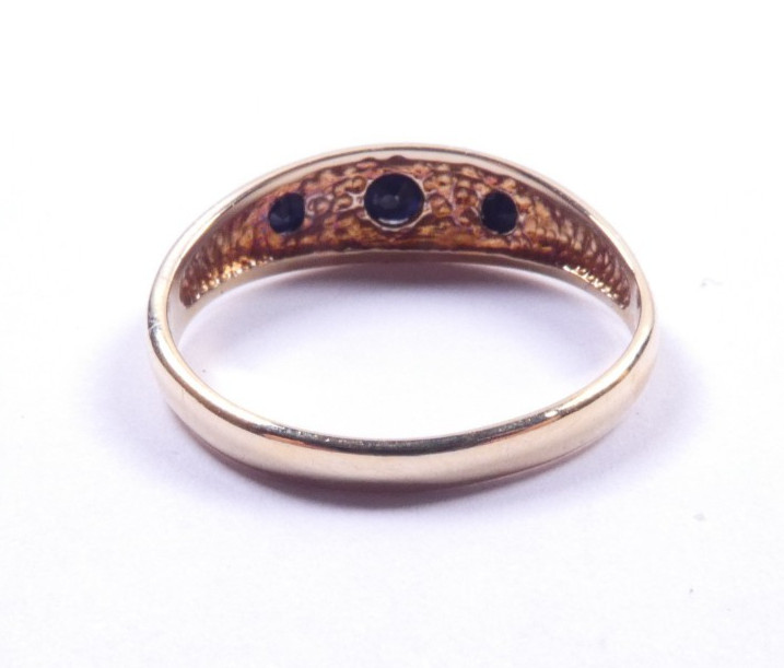 Ring 9 carat yellow gold size N to N 1/2 3 stone sapphire Victorian style
