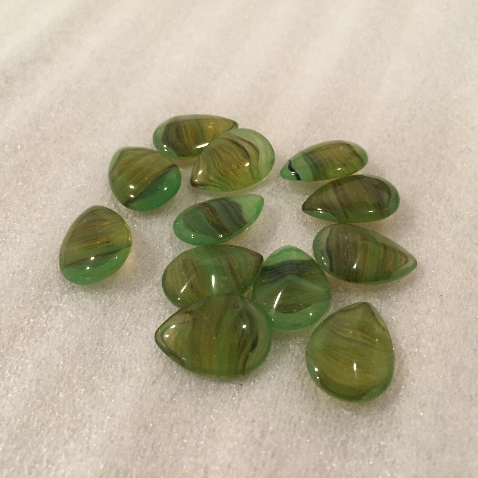 AM1004 18x13mm peridot with brown streaks glass pears, cab top, pointed back(12)