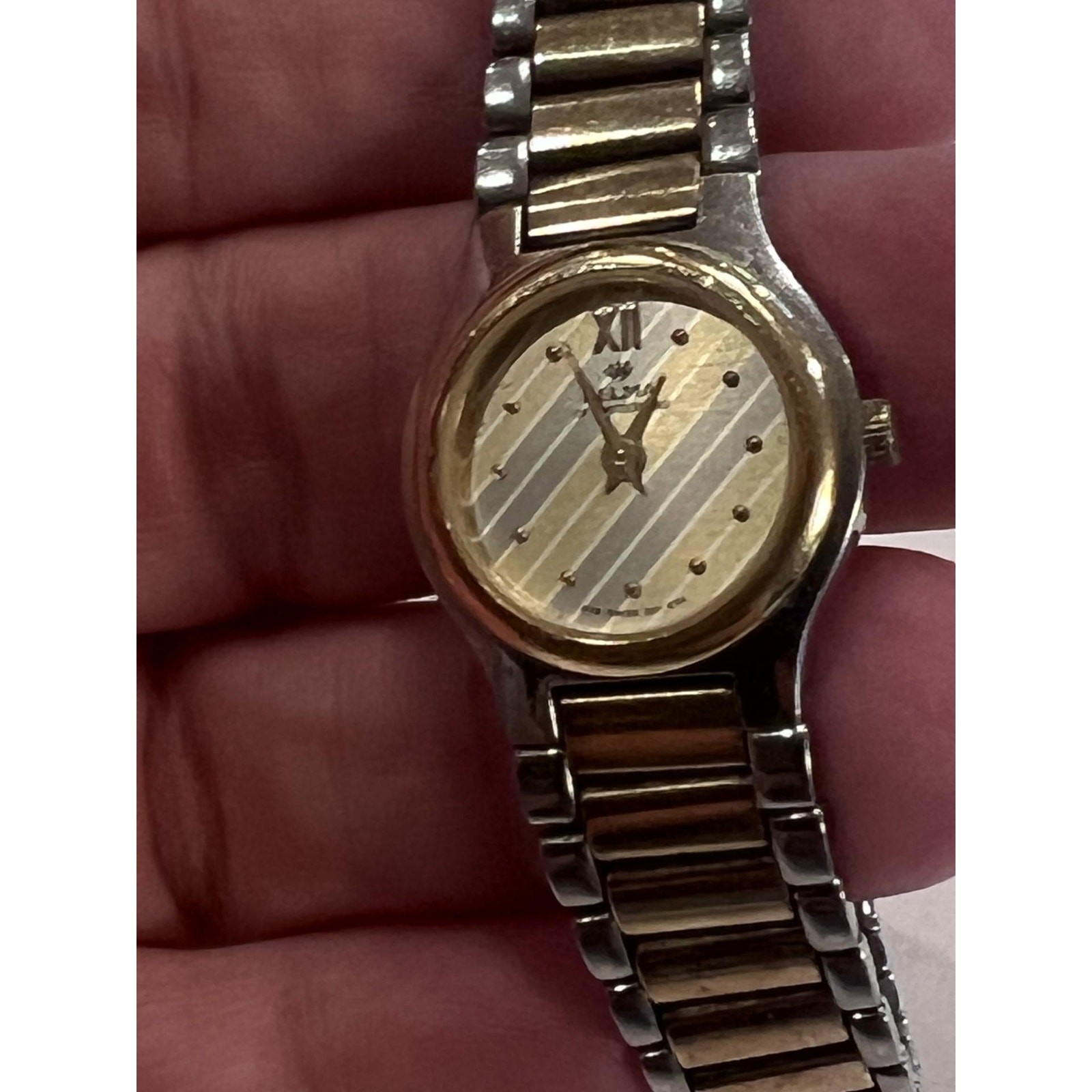 Vintage Delma Swiss Les Supremes Ladies Watch Ultra Thin Rare Diagonal Dial Gold