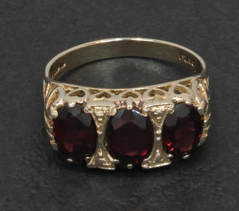 9 Carat Yellow Gold 3 Stone Oval Garnet Ring Size P (80.26.002)
