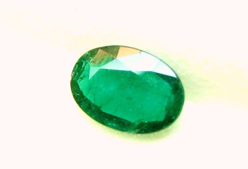 Natural Oval Intense Green Emerald 8.2×5.7×2.7 MM LxWxD Zambian 0.88 Carat