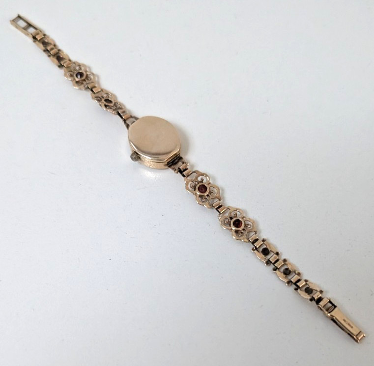Vintage 9ct Gold & Garnet Sovereign Ladies Watch