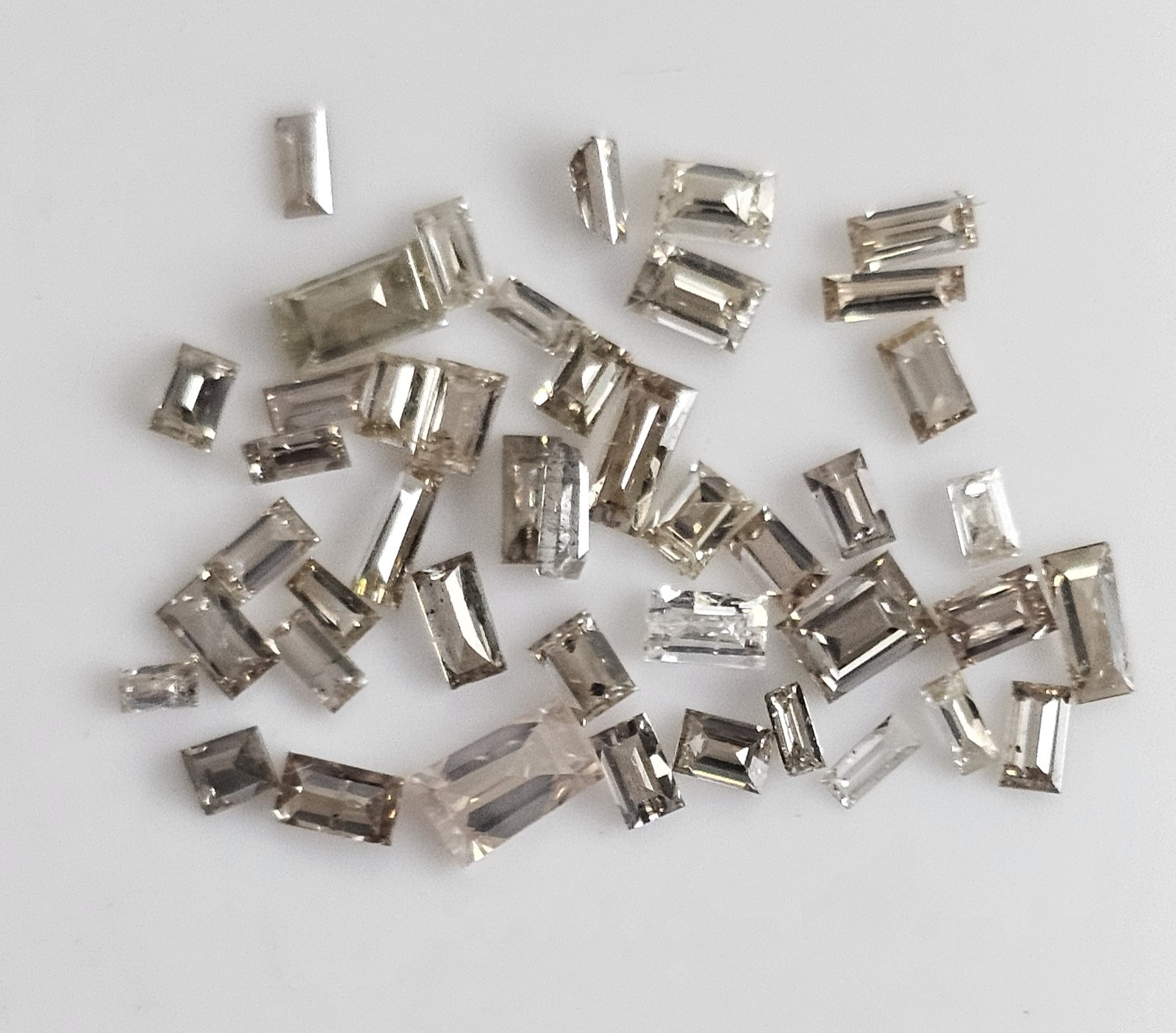 1CT (33-35pcs avg) 1.5 to 3.0 MM Natural light Brown Tapered baguette diamond.