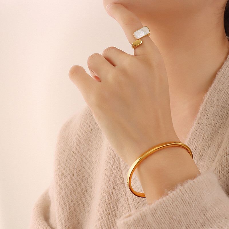 Woman 18K Gold Plated Stainless Steel Glossy Bangle Bracelet Opening 4mm Wide