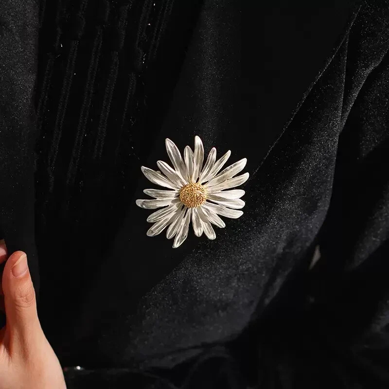 Luxurious Daisy Brooch Pin Exquisite High-End Fashion Accessory Party Women Gift