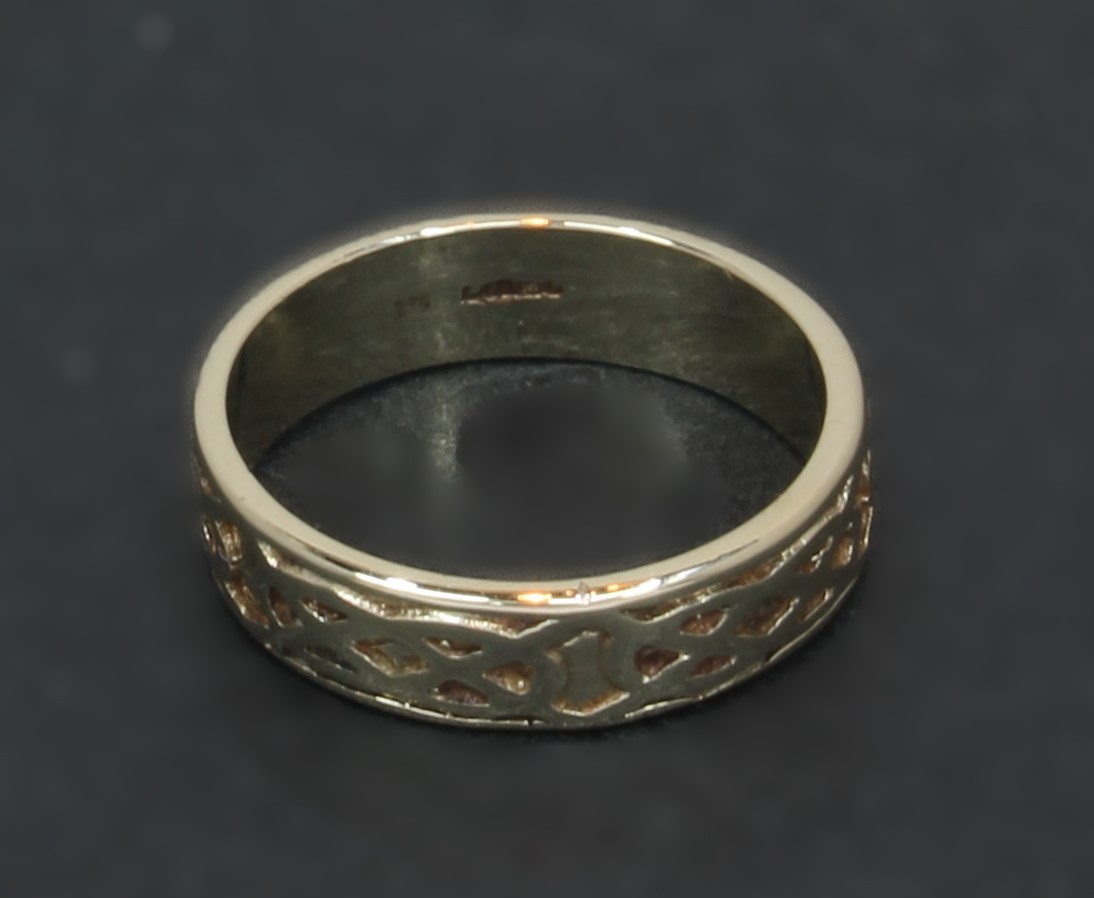 9 Carat Yellow Gold Celtic Band Ring 4.2mm Size G 1/2 (80.26.222)