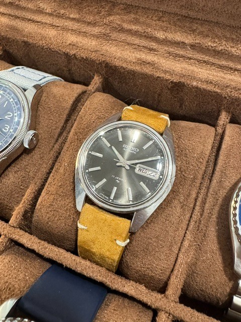 Vintage Seiko 7006-8007 Gray Sunburst Dial Watch Day Date