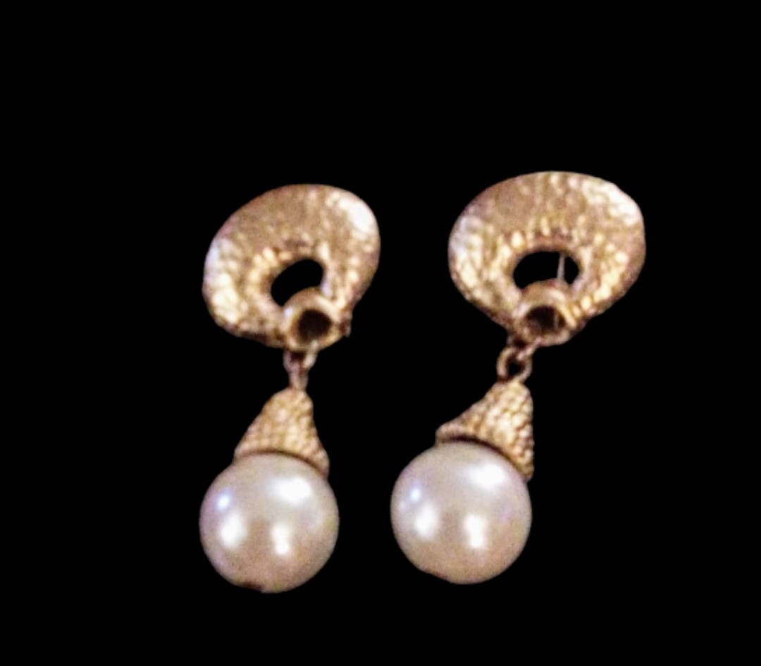 Caravanas fantasia golden pearl earrings. drop pearl. regular $2000