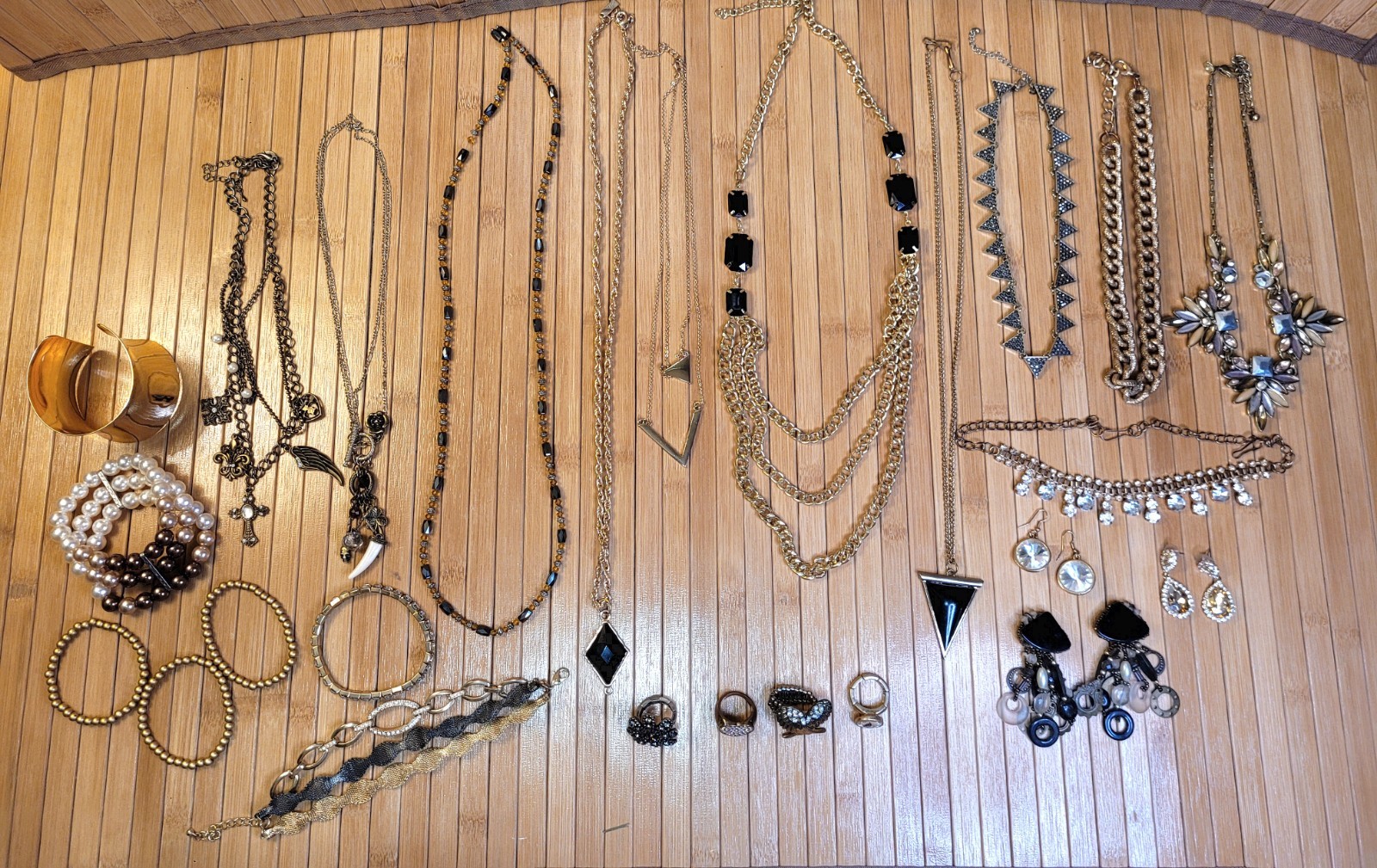 Vintage to Now Jelwery Lot of 25 Estate Sale Mixed Untested And Unsearched