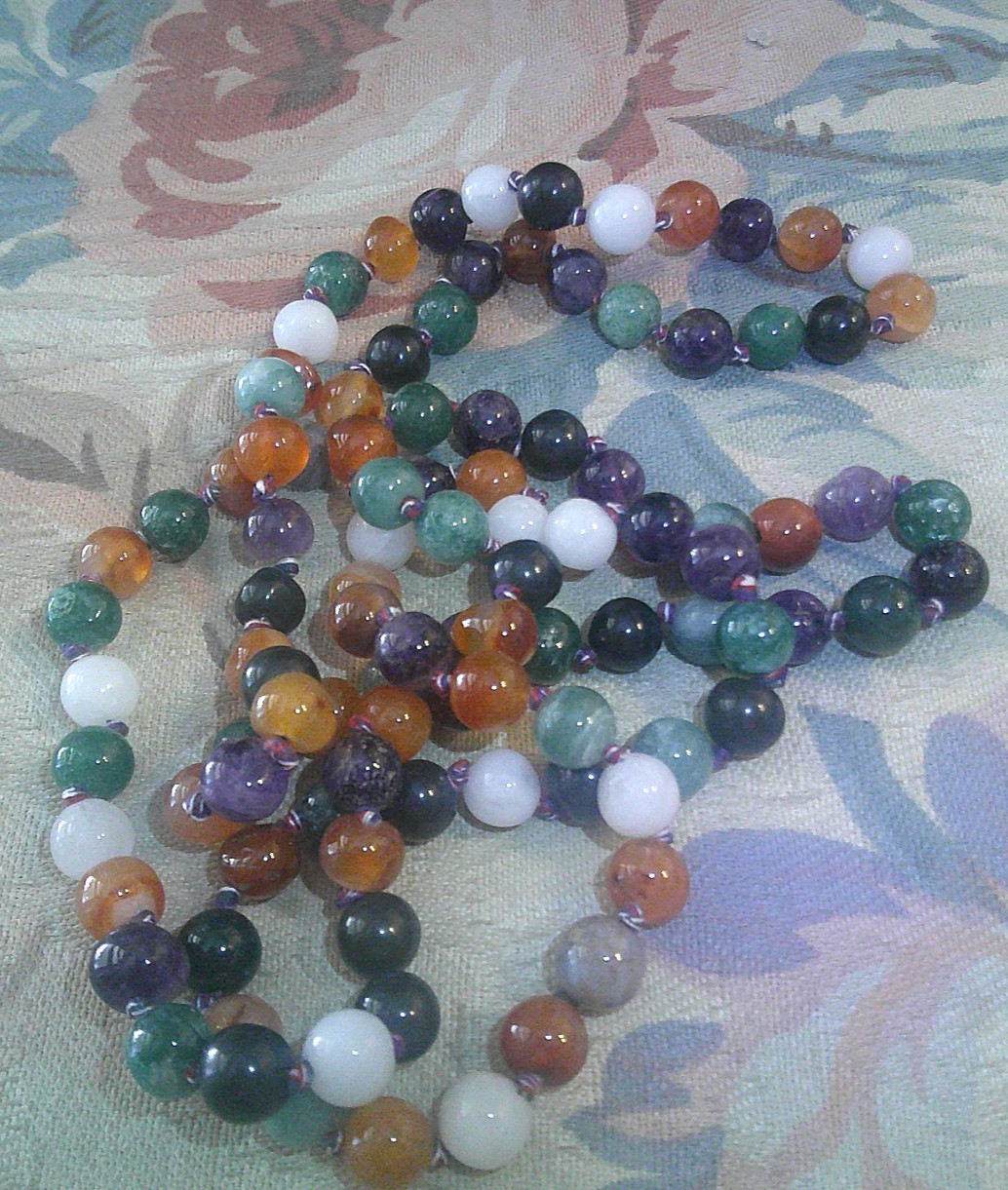 MULTICOLOR POLISHED STONES BEADED NECKLACE 17 INCHES