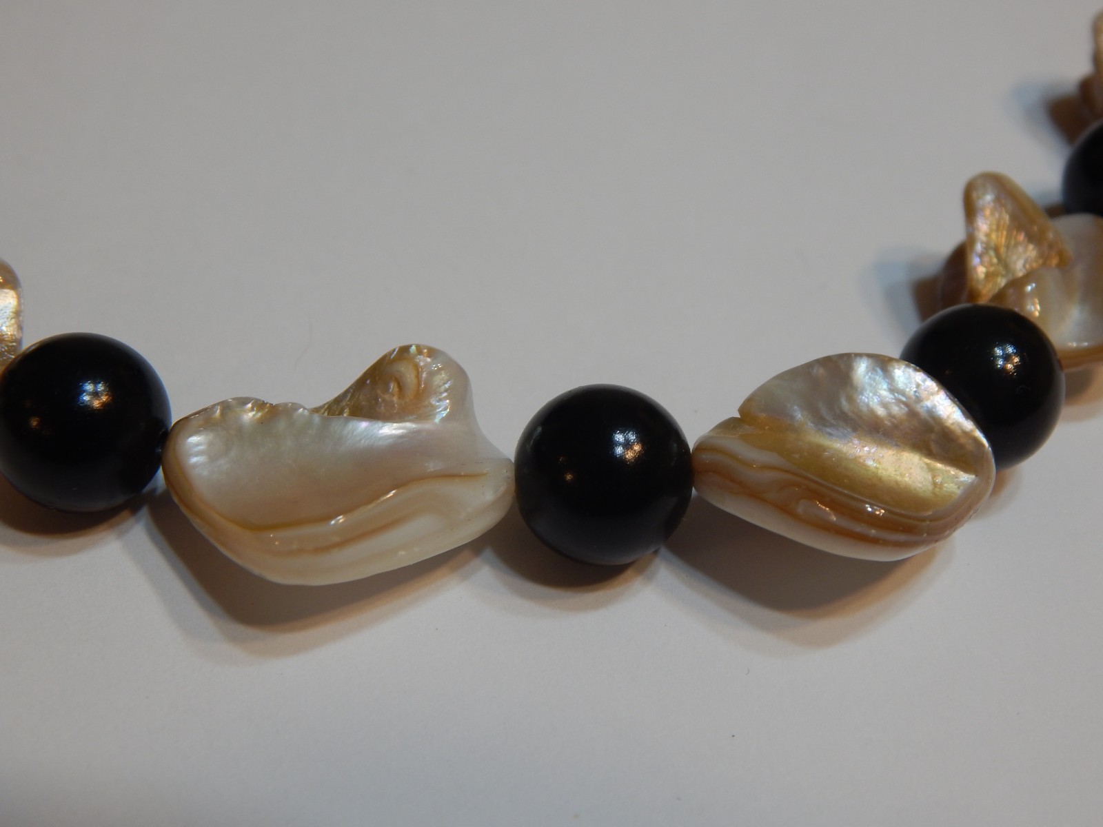 necklace women 30in shell with black beads (N7)