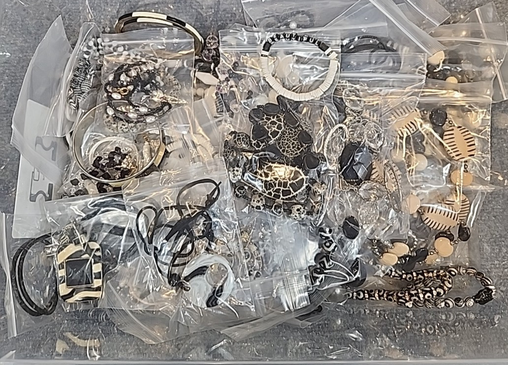 Jewelry Wearable Black & White Collection 5 Lbs Lot #3879 See Description