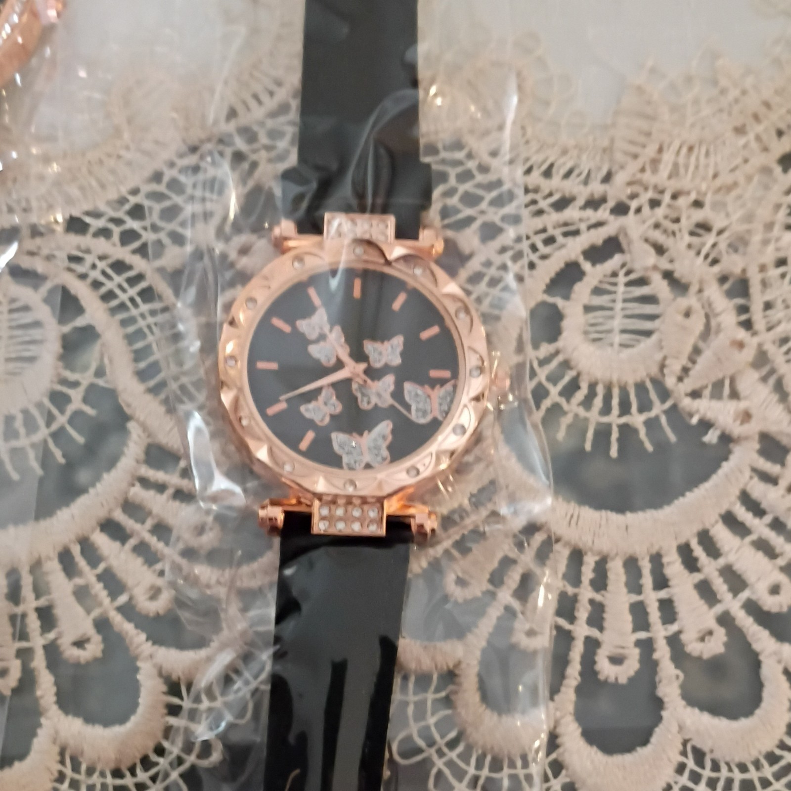 Women’s Rose Gold Tone Quartz Analog Watch Black Rubber Strap Butterfly Dial