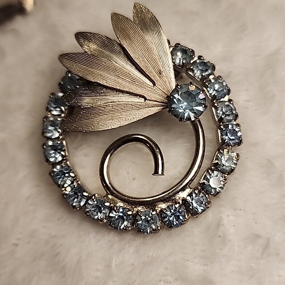 Vintage Lt Blue Prong Set Faceted Rhinestone Fan Brooch Estate Find Unsigned