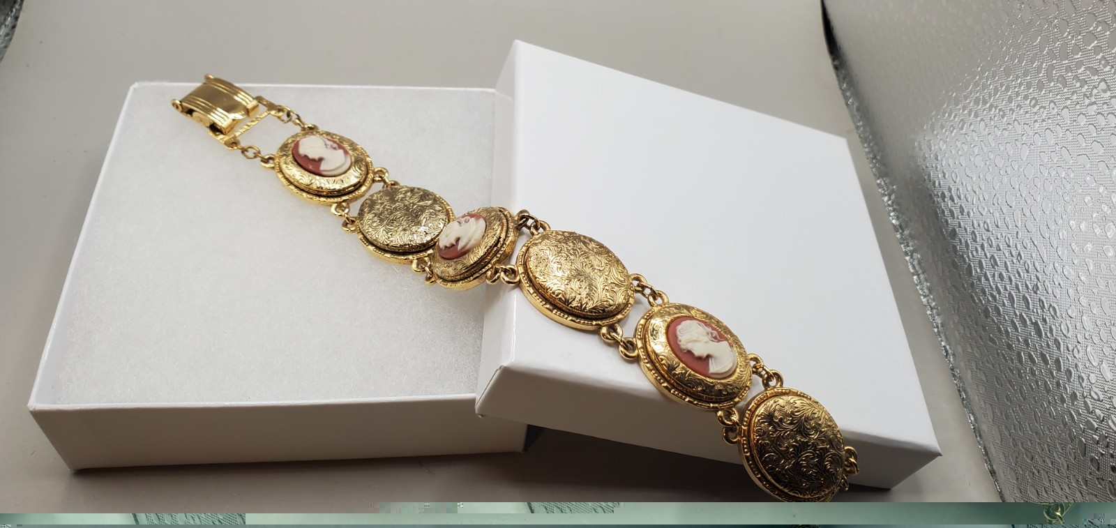 1928 Co. Left Facing Cameo Locket Panel Link Bracelet 7.5″ – Very Good Condition