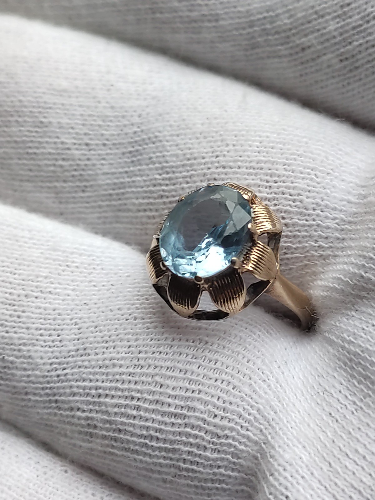 9ct Gold Ring Set With Large Blue Topaz Stone 9 Carat Yellow Gold Ring 2.9g