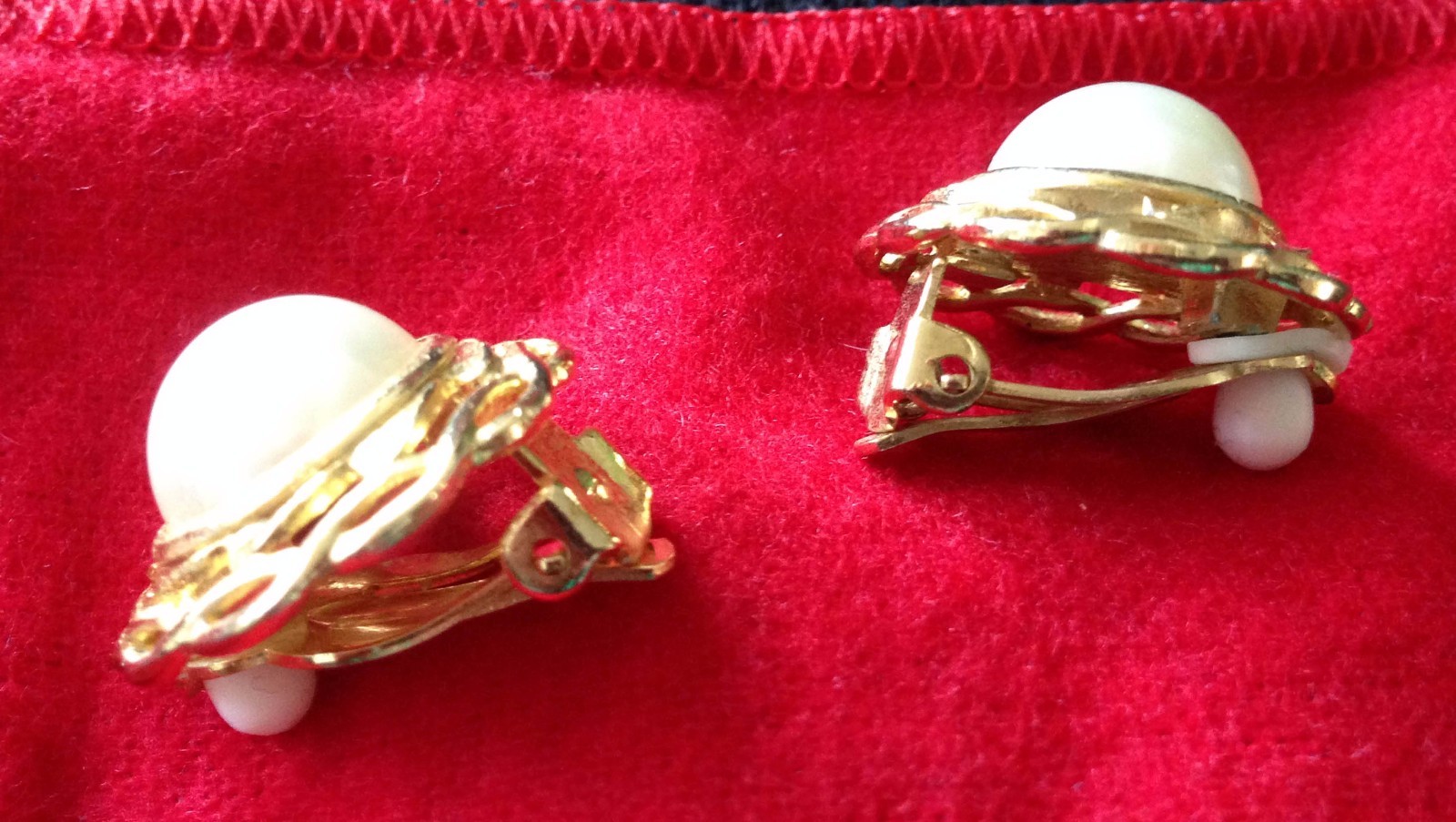 Vintage mid-century 1950s 1960s simulated pearl gold tone button clip earrings