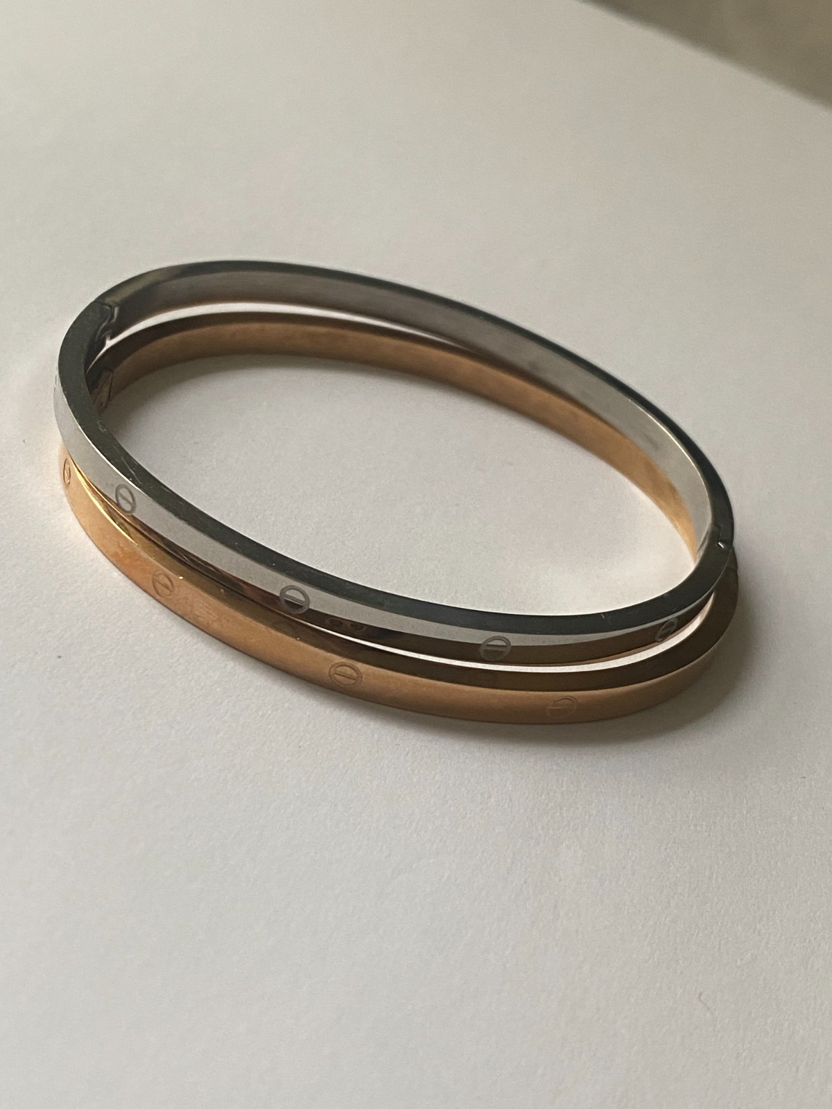 2 brass bracelets, in yellow and white gold tones, L, very good condition