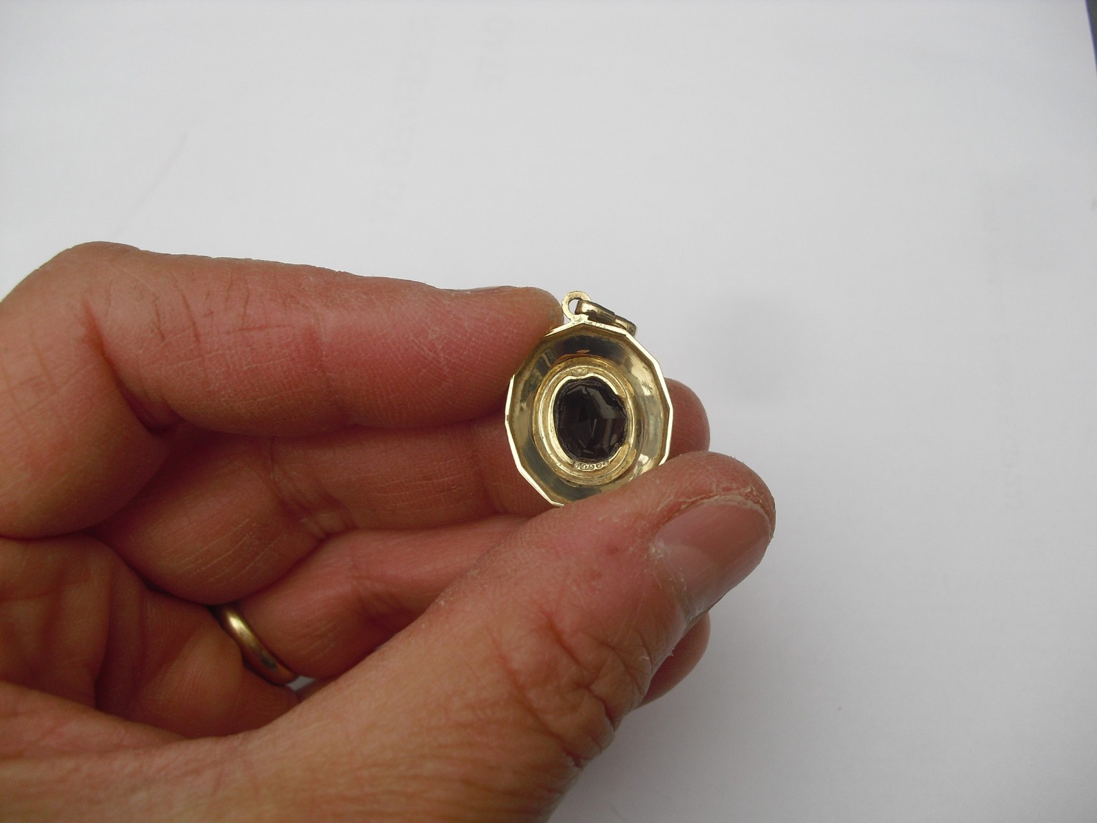 9 carat gold London 1984 hallmark pendant with red stone centre glam 2.31g