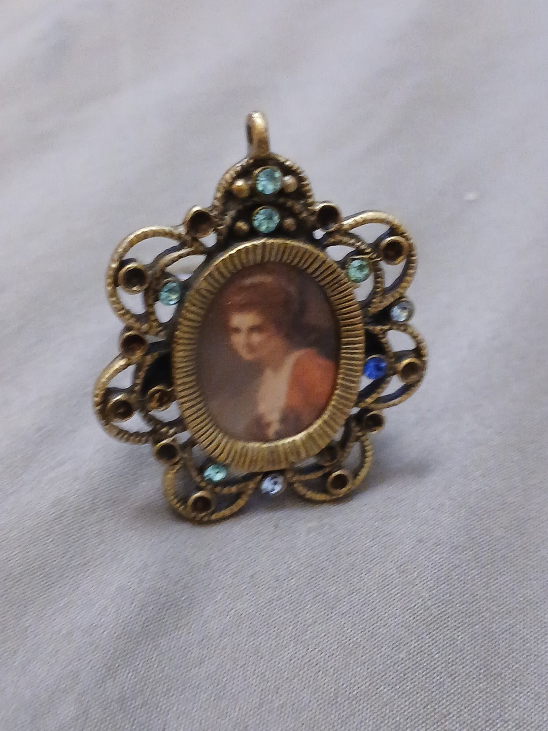 Vintage Self Standing Brooch Styled Picture Display, 1″ x 1/2″ Photo As-is Sale