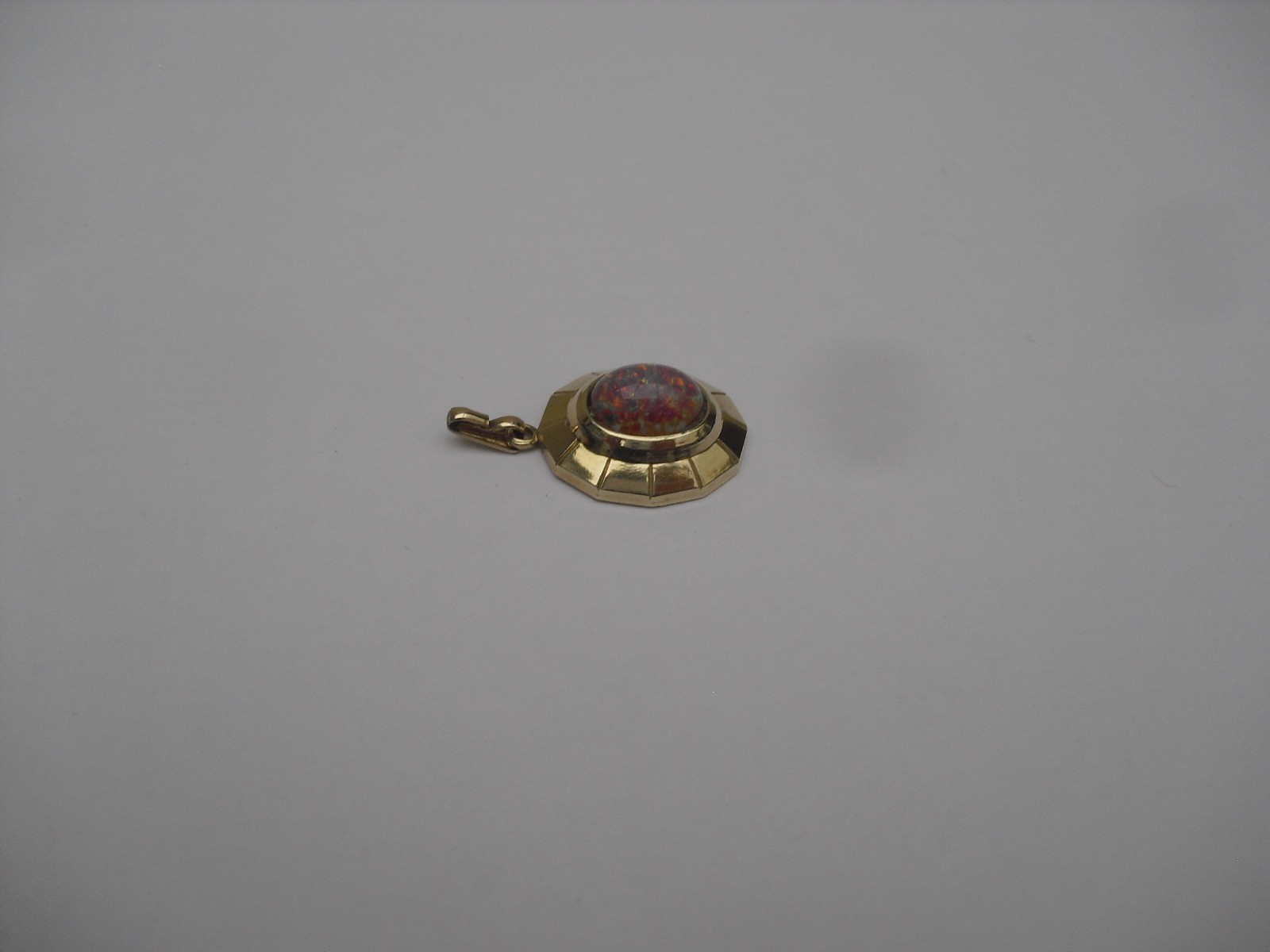 9 carat gold London 1984 hallmark pendant with faux fire opal glam 2.72g