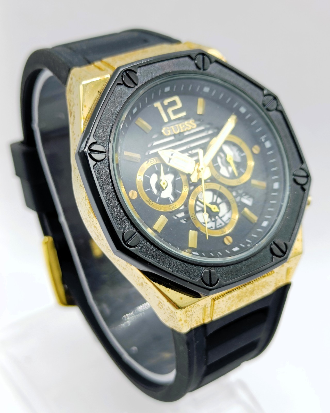 Amazing Guess Chronograph Date Indicator Quartz Analog Men’s Wrist Watch