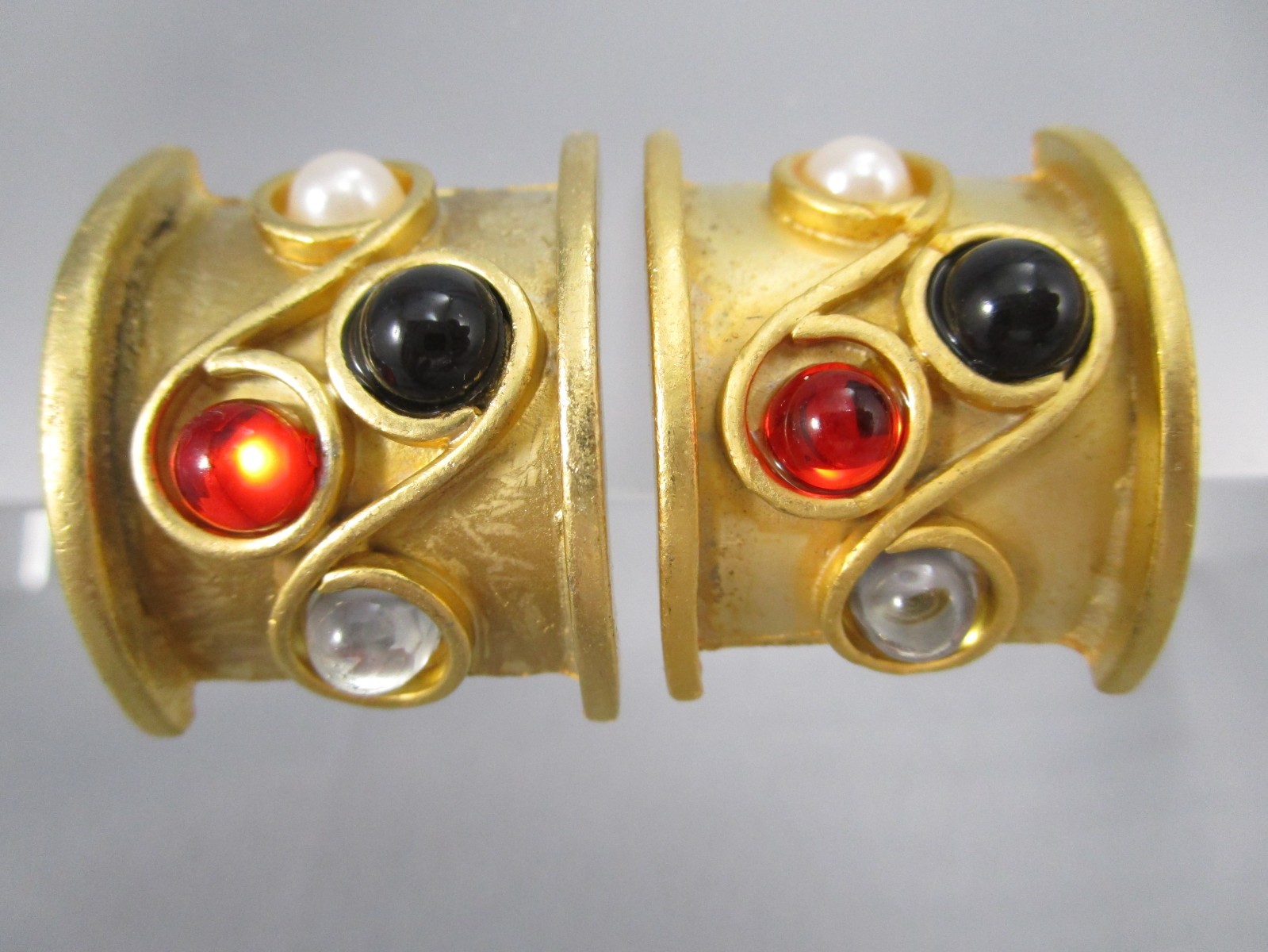 Vtg Matte Satin Brushed Curved Gold Tone Multi Color “GEMS” Clip Earrings 166M