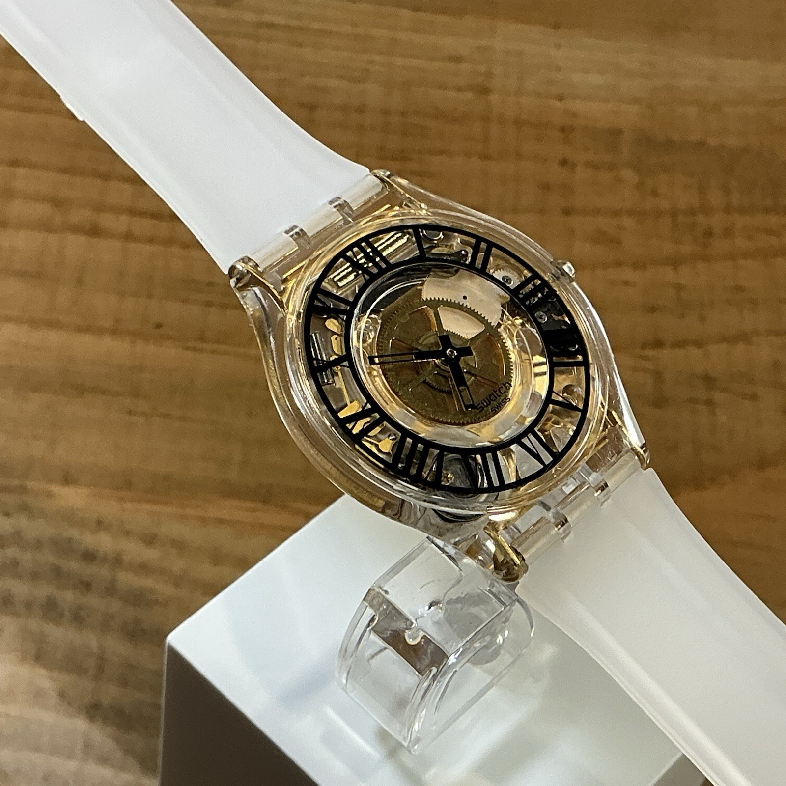 Skin – Ultra Thin – Gold Gears / Roman Numerals – 34mm