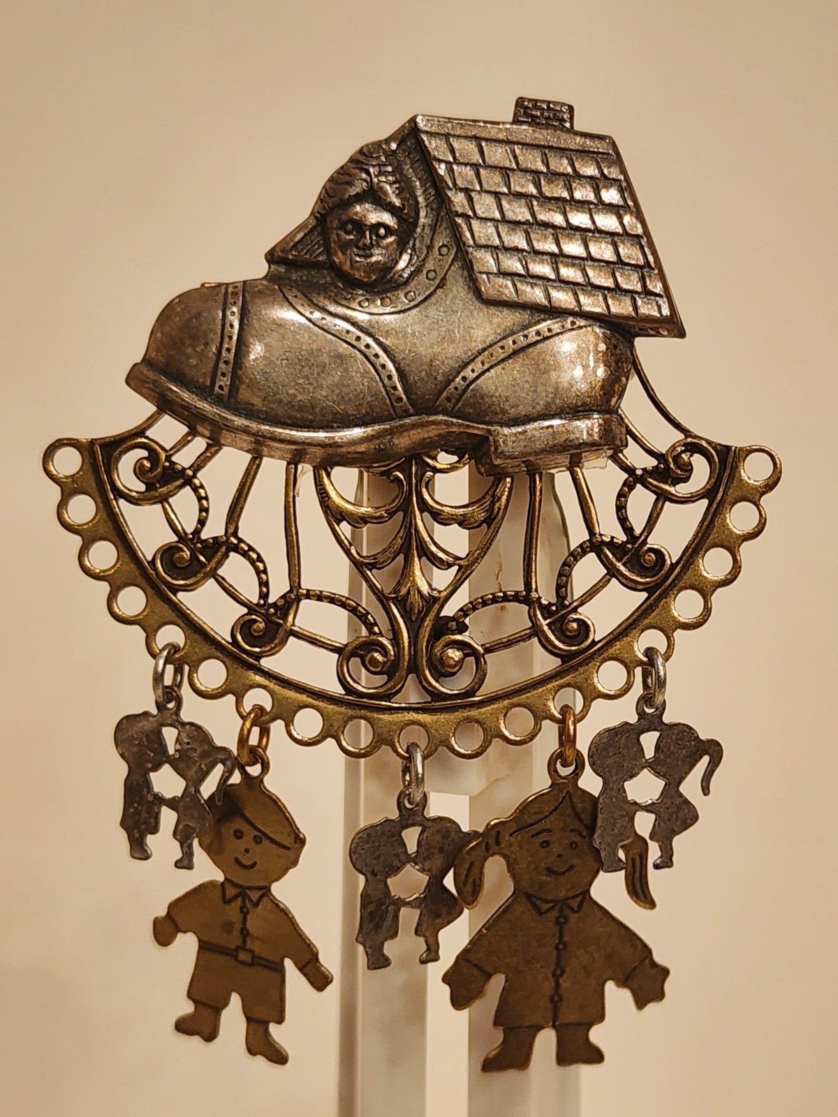 Rare Vintage Old Woman Who Lived in a Shoe Pin Brooch Charms Family