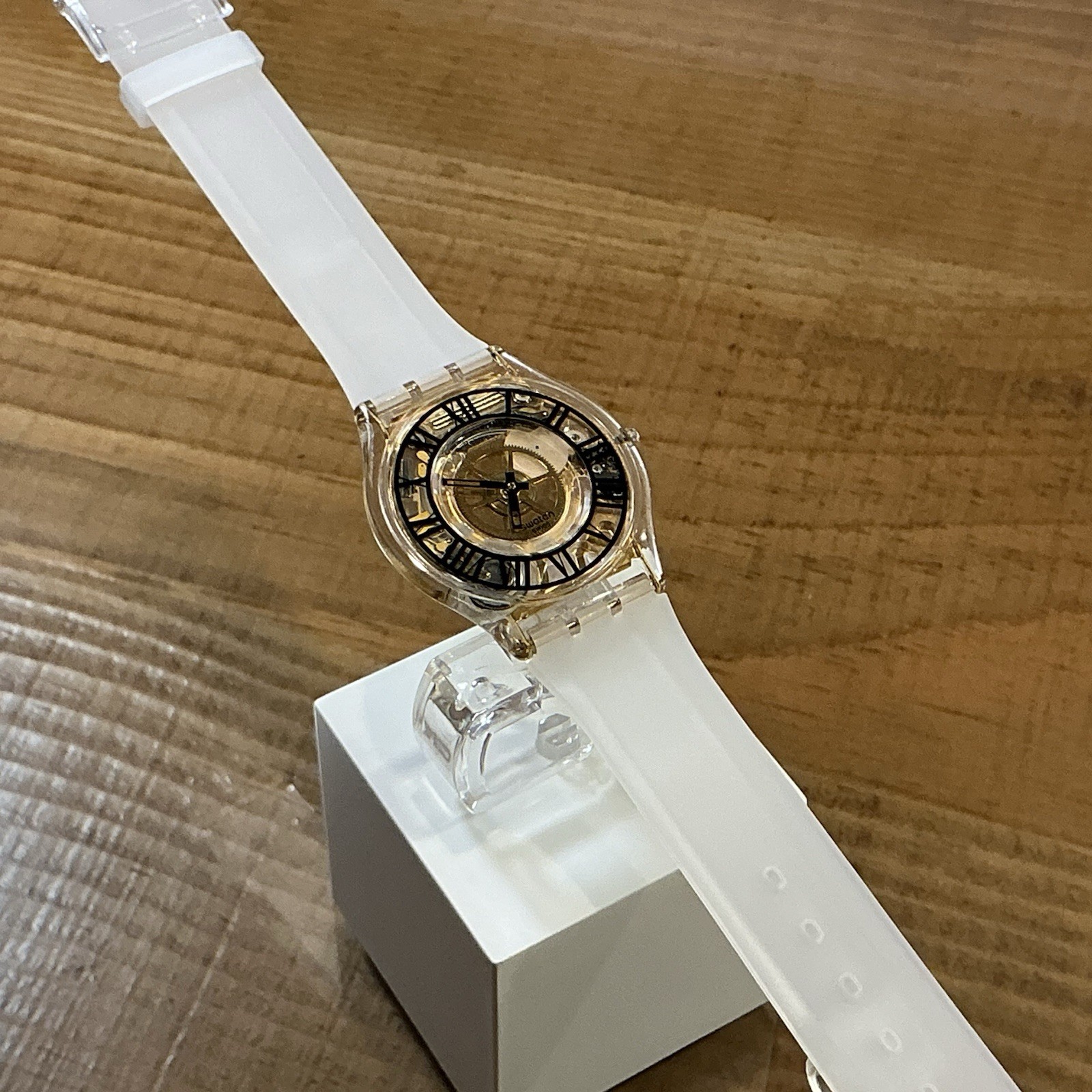 Skin – Ultra Thin – Gold Gears / Roman Numerals – 34mm