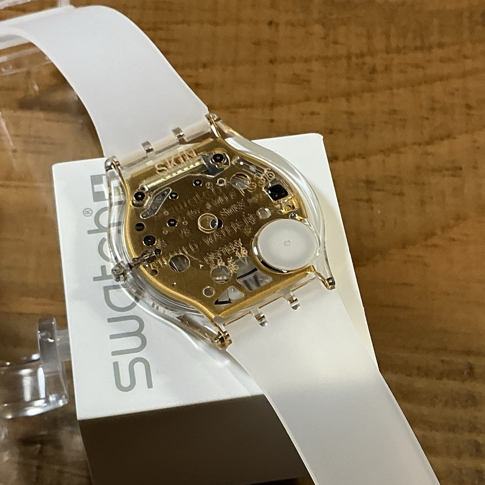 Skin – Ultra Thin – Gold Gears / Roman Numerals – 34mm
