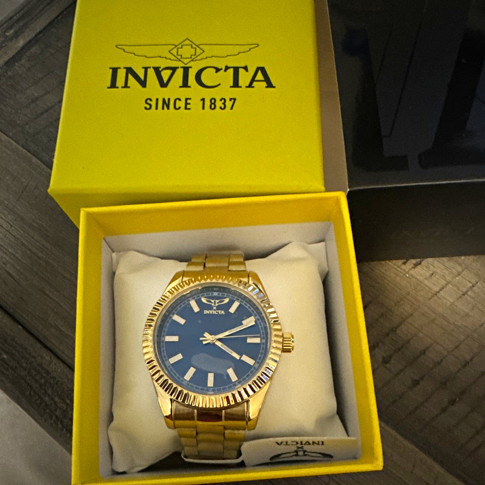 Invicta Men’s Blue Dial Gold Stainless Steel Bracelet Watch Fluted Bezel Box