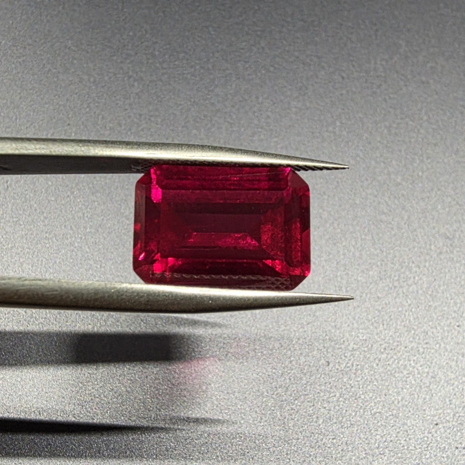 10x14mm 10.5ct Natural Pigeon Blood Ruby Pass UV Test VVS Emerald Cut Stone