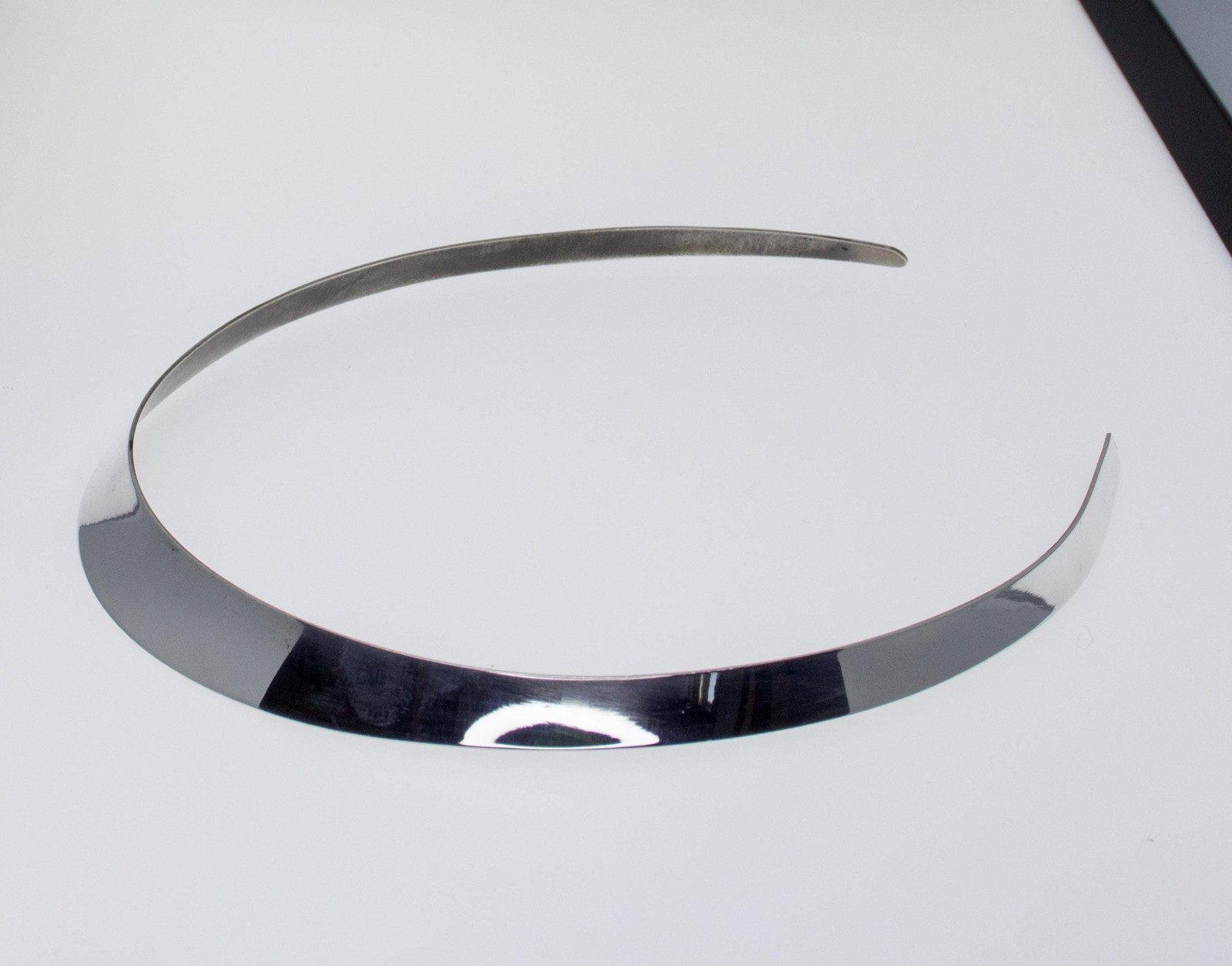 Silver bangle necklace with open back