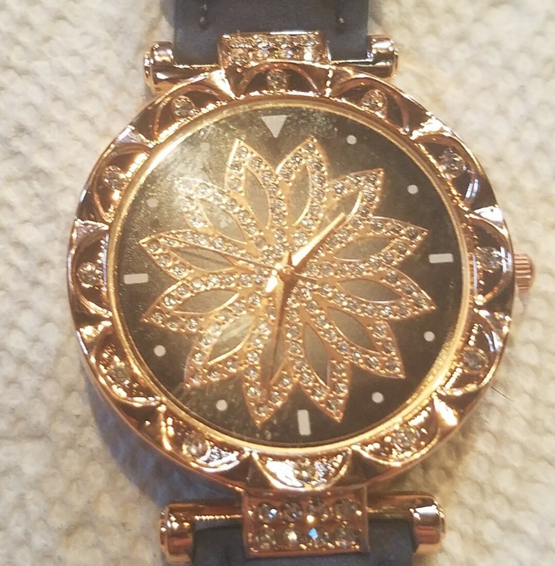Fashion women’s luxury watch with matching bracelet. For the classy lady. BLACK
